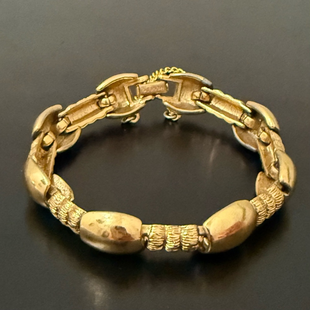 Vintage MONET Gold-plated Oval Links With Textured Spacers 7.5” Bracelet 37g.